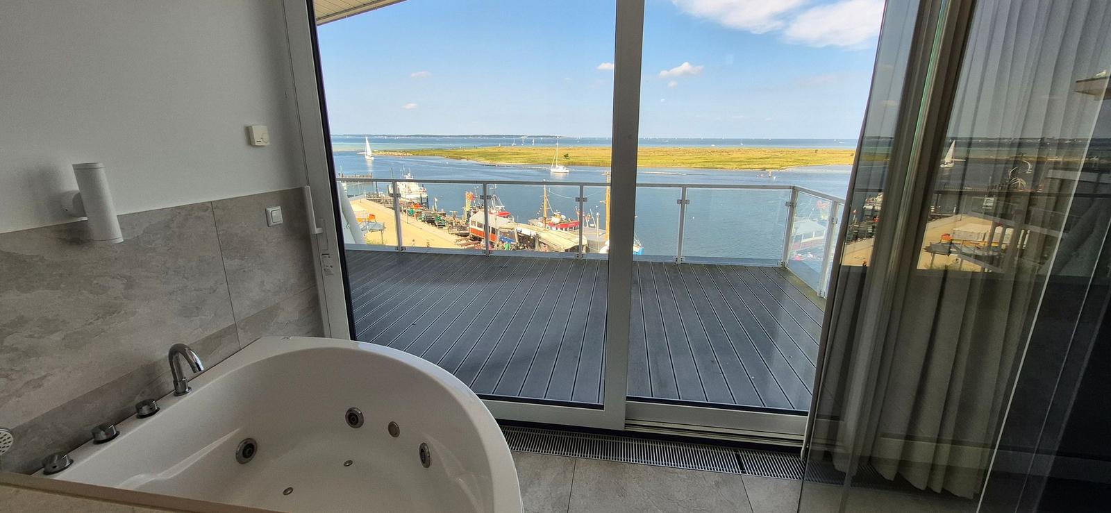 Bad mit Whirlpool und Blick auf Hafen und Wasser