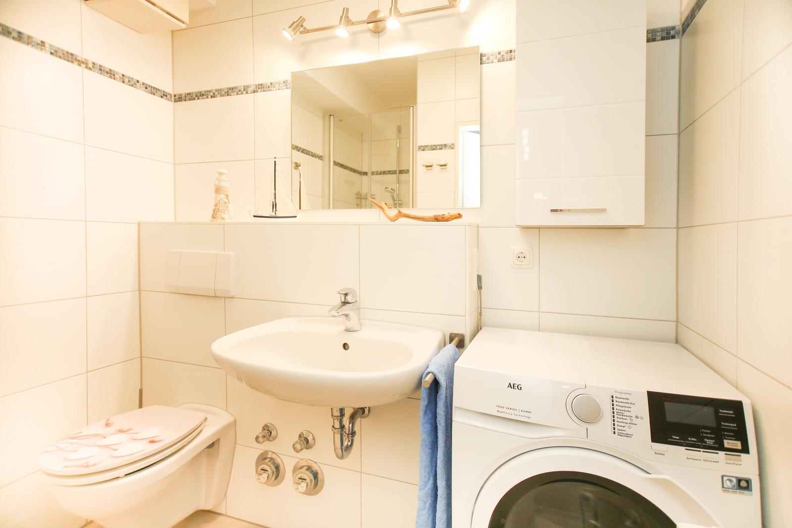 Badezimmer mit Waschtrockner