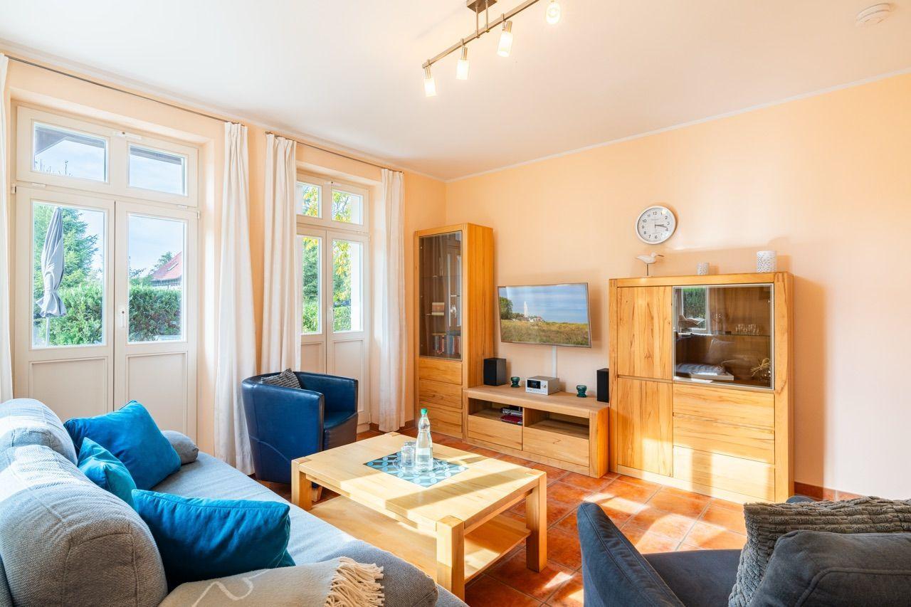 Entspannen Sie im lichtdurchfluteten Wohnzimmer mit modernem Design!