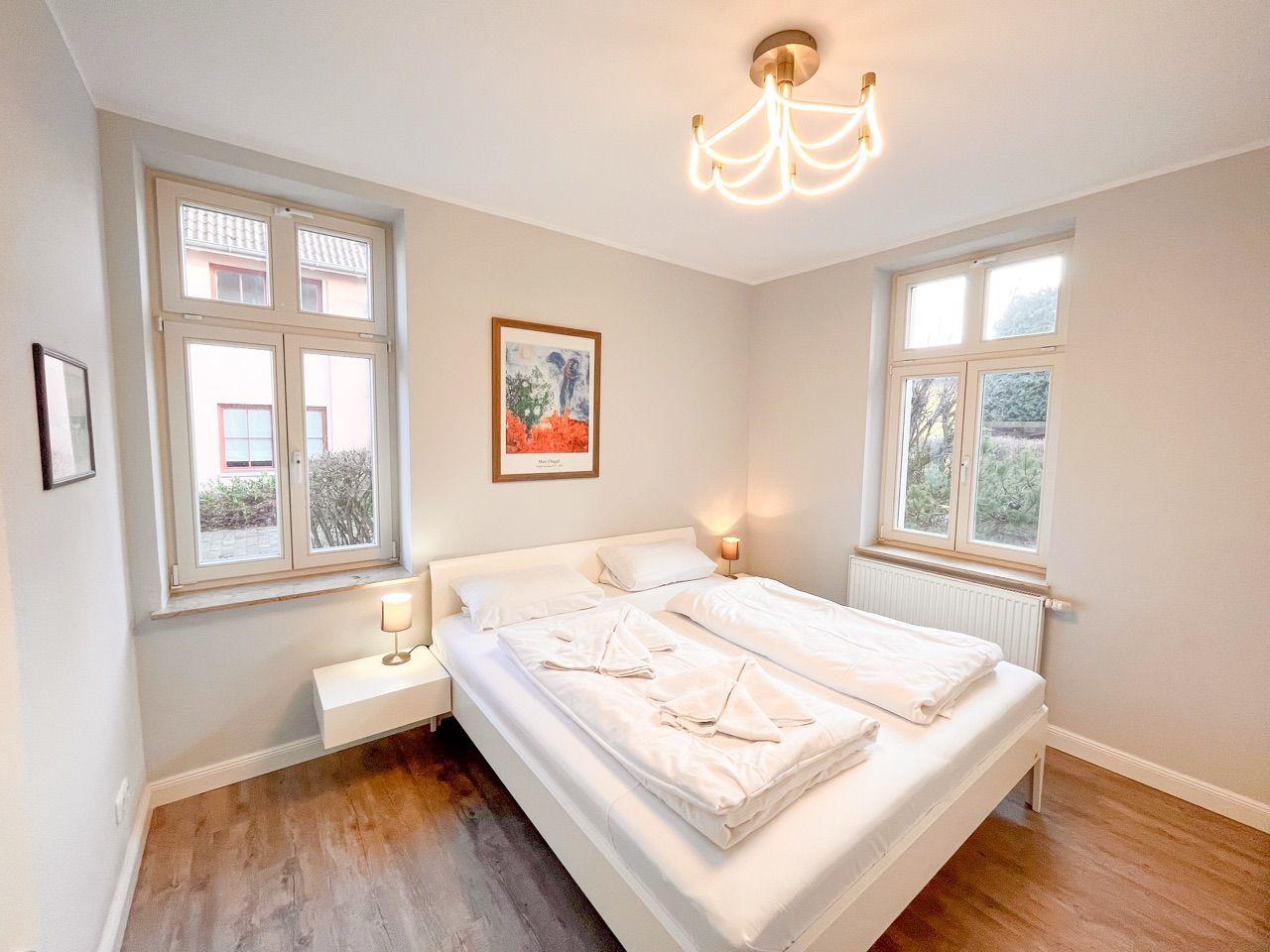 Gemütliches Schlafzimmer mit viel Tageslicht und modernem Design.