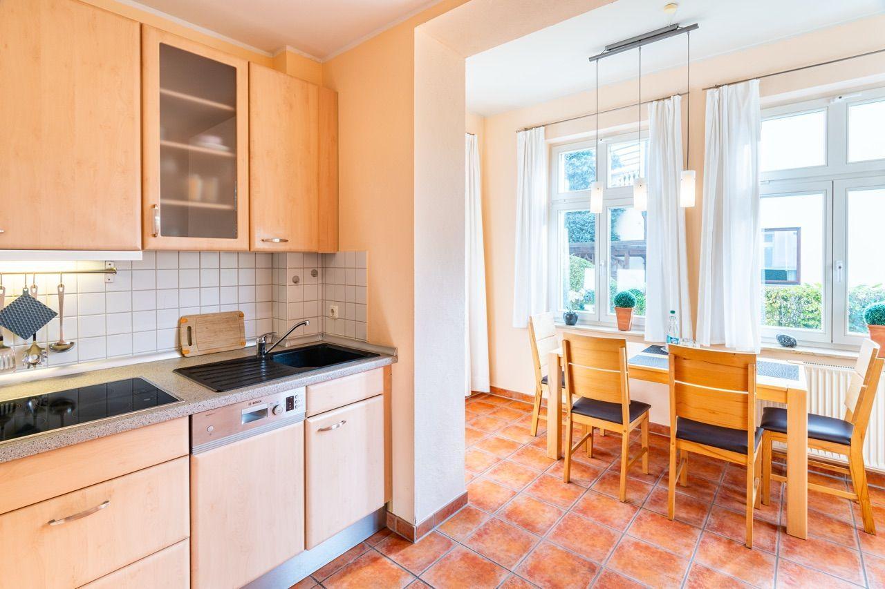 Genießen Sie das Kochen in dieser hellen, einladenden Küche mit Essbereich.