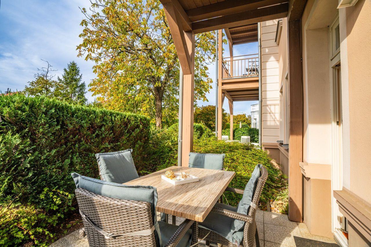 Genießen Sie entspannte Stunden auf der sonnigen Terrasse mit Gartenaussicht.