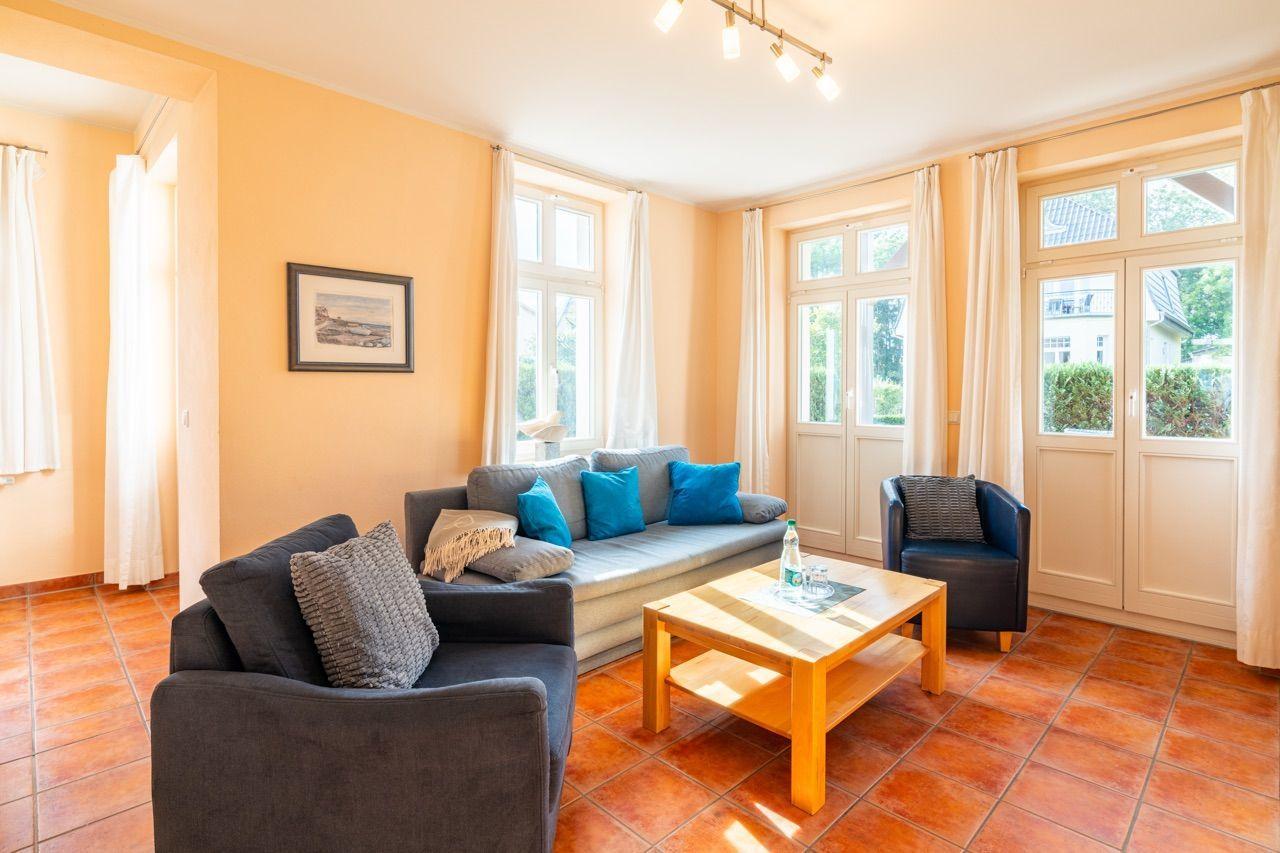 Entspannen Sie in diesem einladenden Wohnzimmer mit Stil.