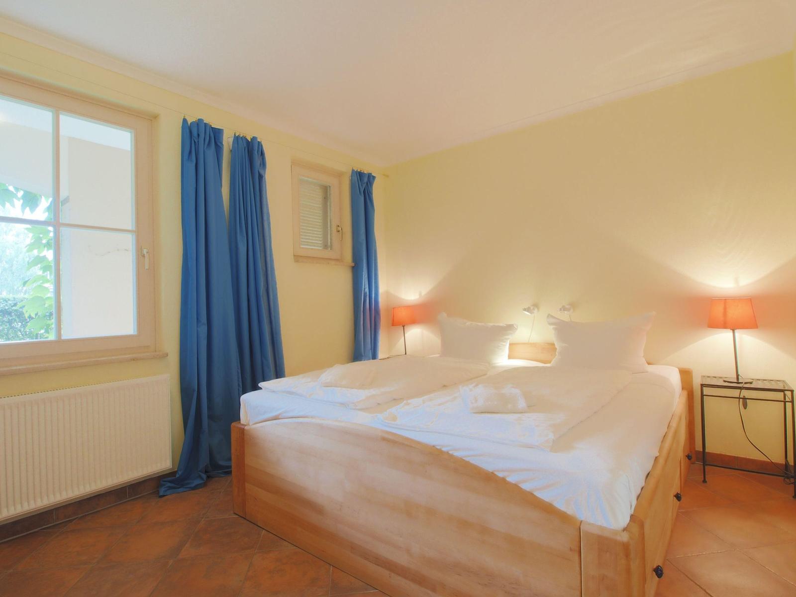 Schlafzimmer mit Doppelbett