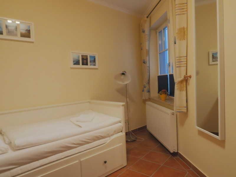 Kleines Schlafzimmer: Bett mit 160x200 Liegefläche