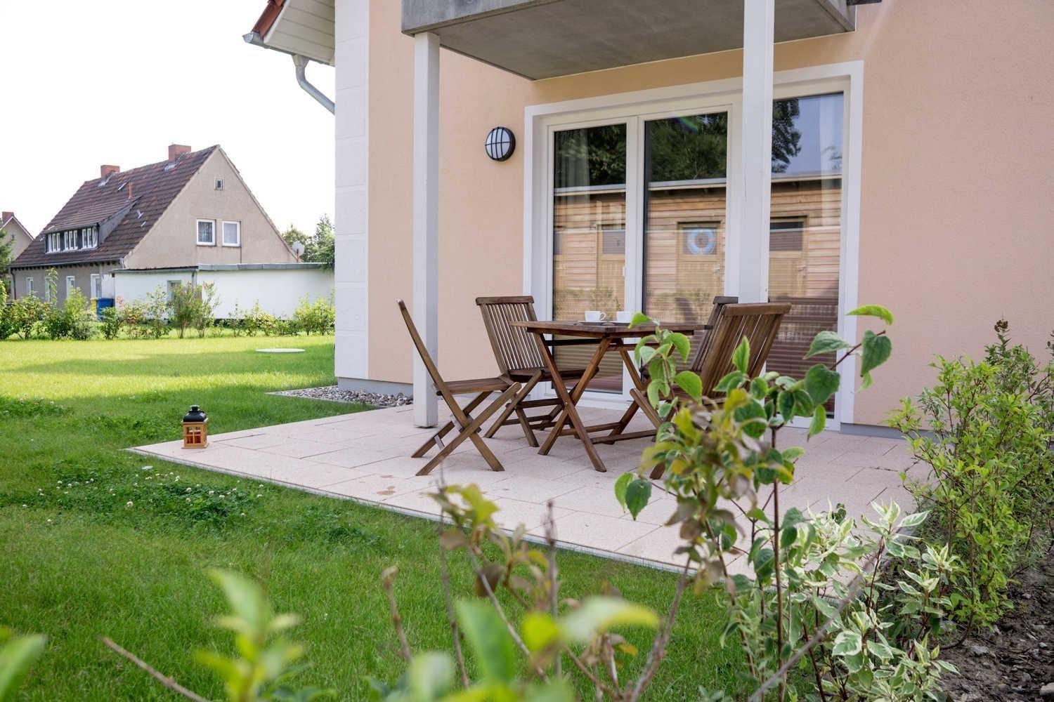 Terrasse mit Gartenmöbeln