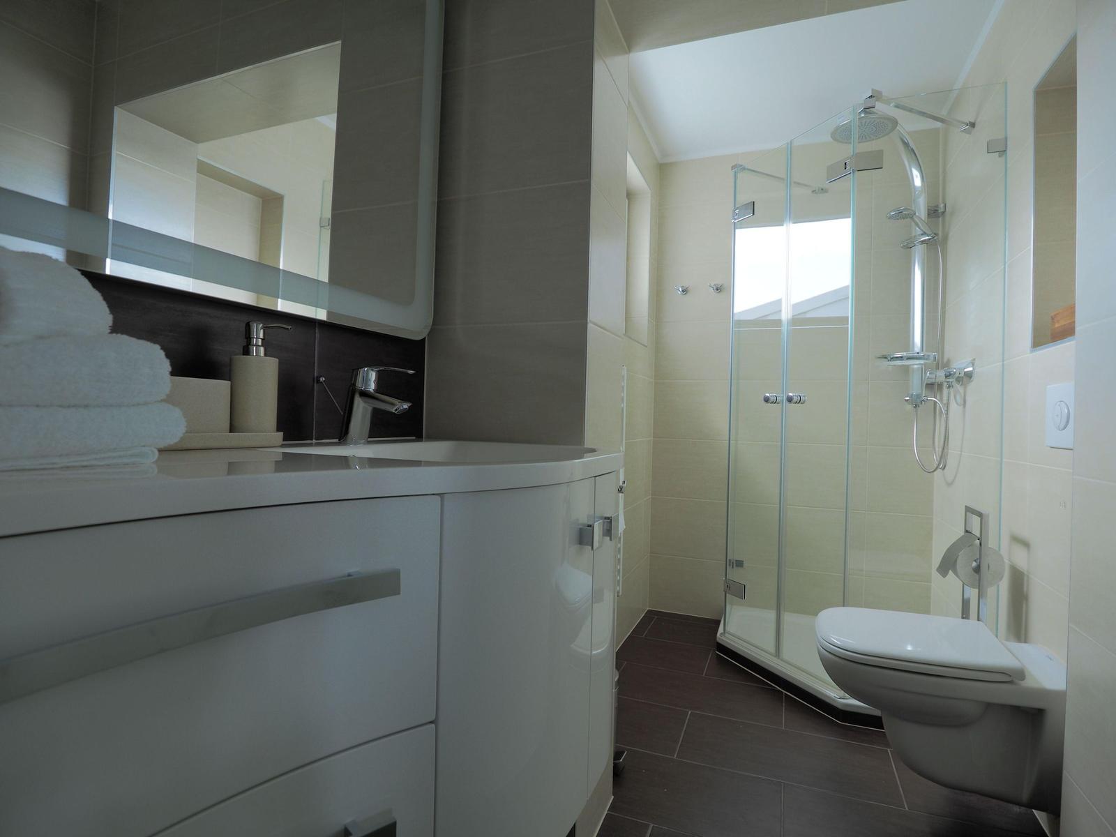 Badezimmer mit Dusche