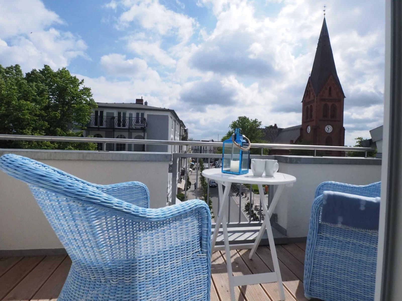 Balkon mit Gartenmöbeln