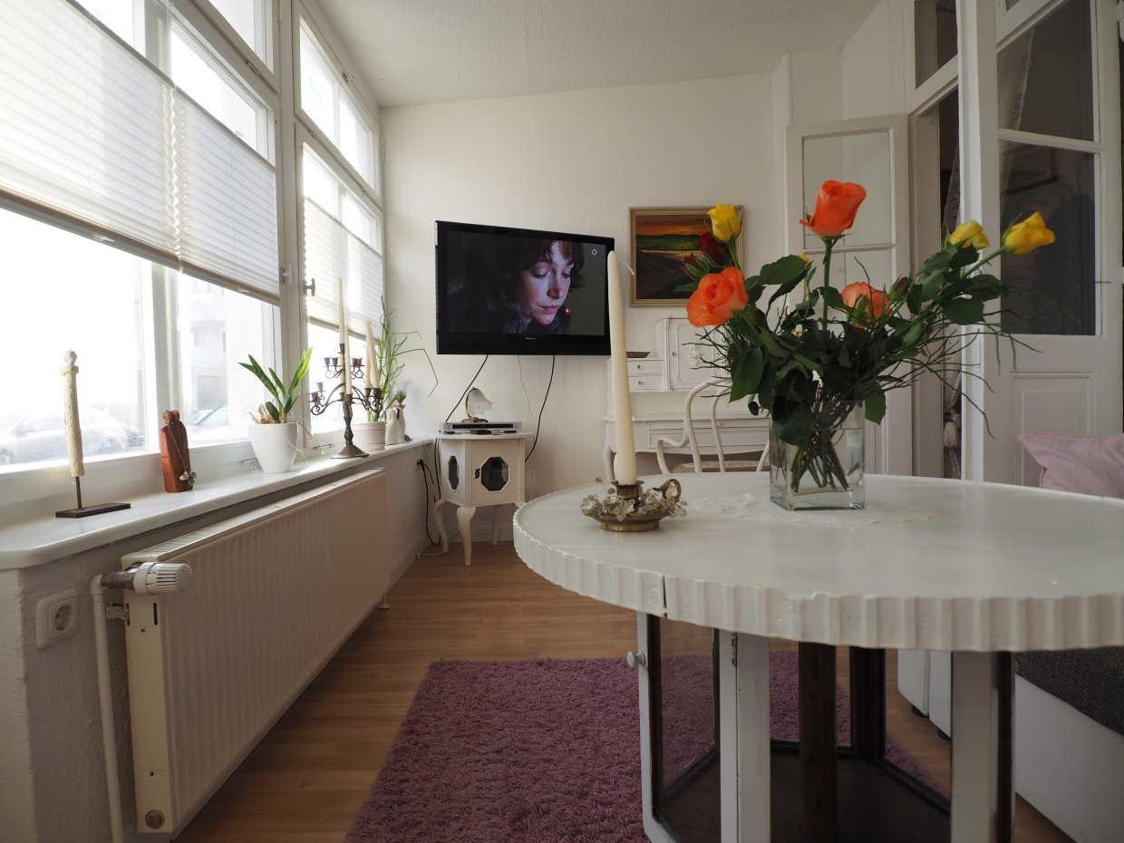 Großer TV im Wohnbereich
