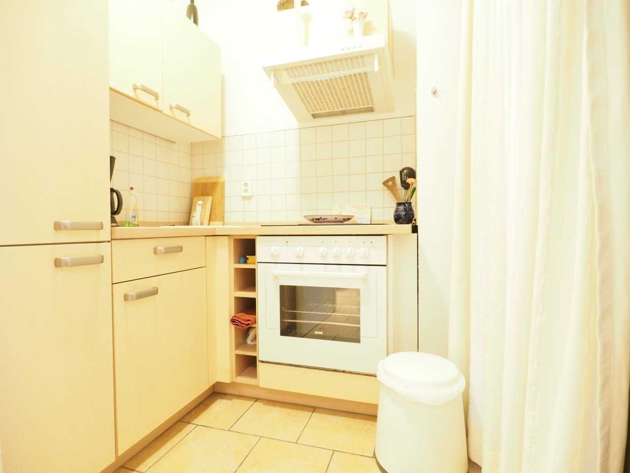 Küche mit Herd, Kühlschrank
