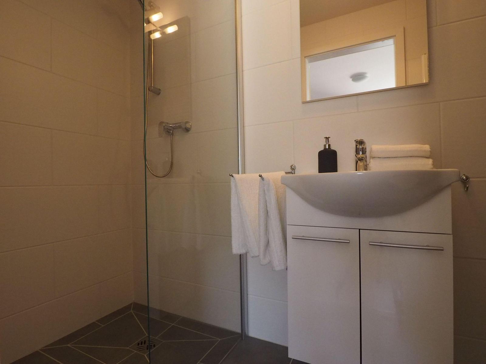 Badezimmer mit bodengleicher Dusche