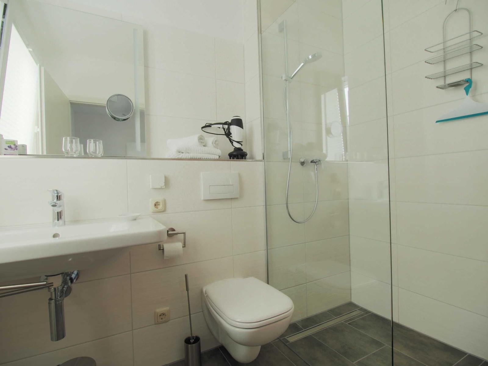 Badezimmer mit ebenerdiger Dusche