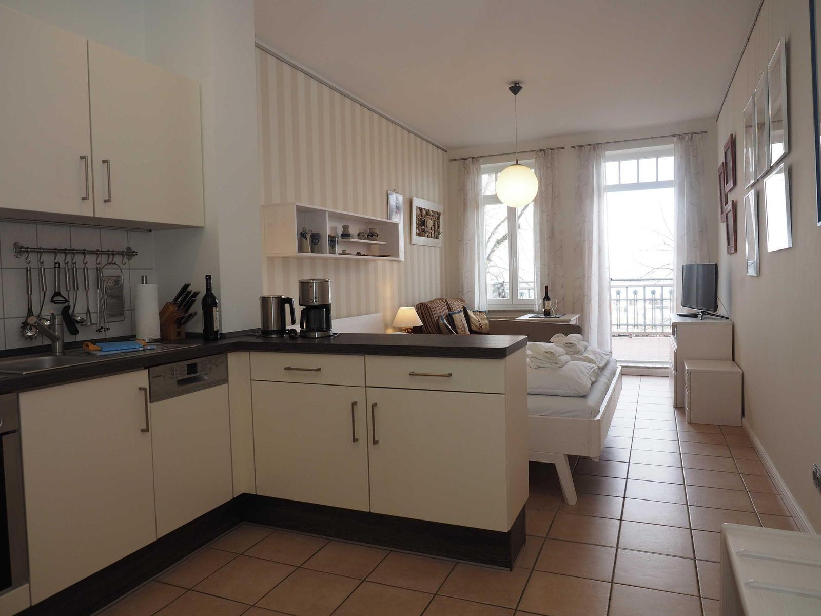 Küche mit Essbereich und Schlafgelegenheit. Balkon mit Blick. Moderne Einrichtung.