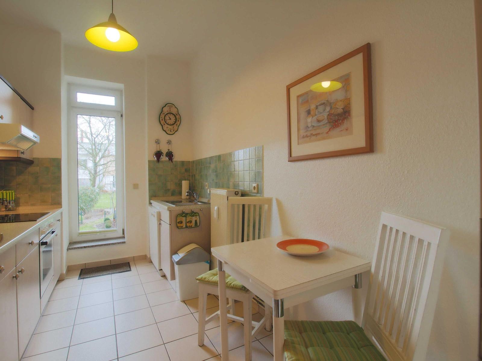 Küche mit Zugang zum Balkon