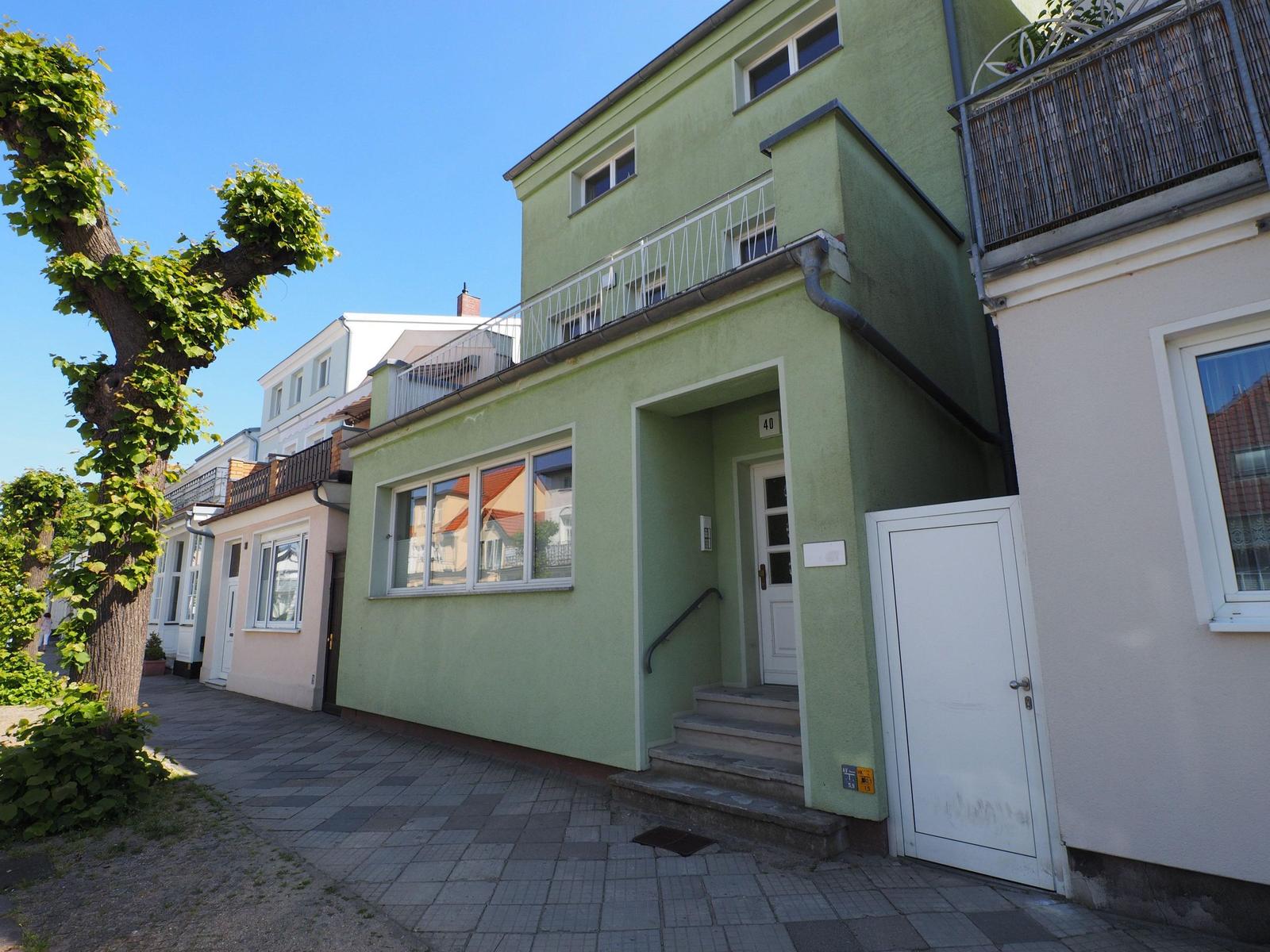 Straßenansicht/ Zugang zum Innenhof