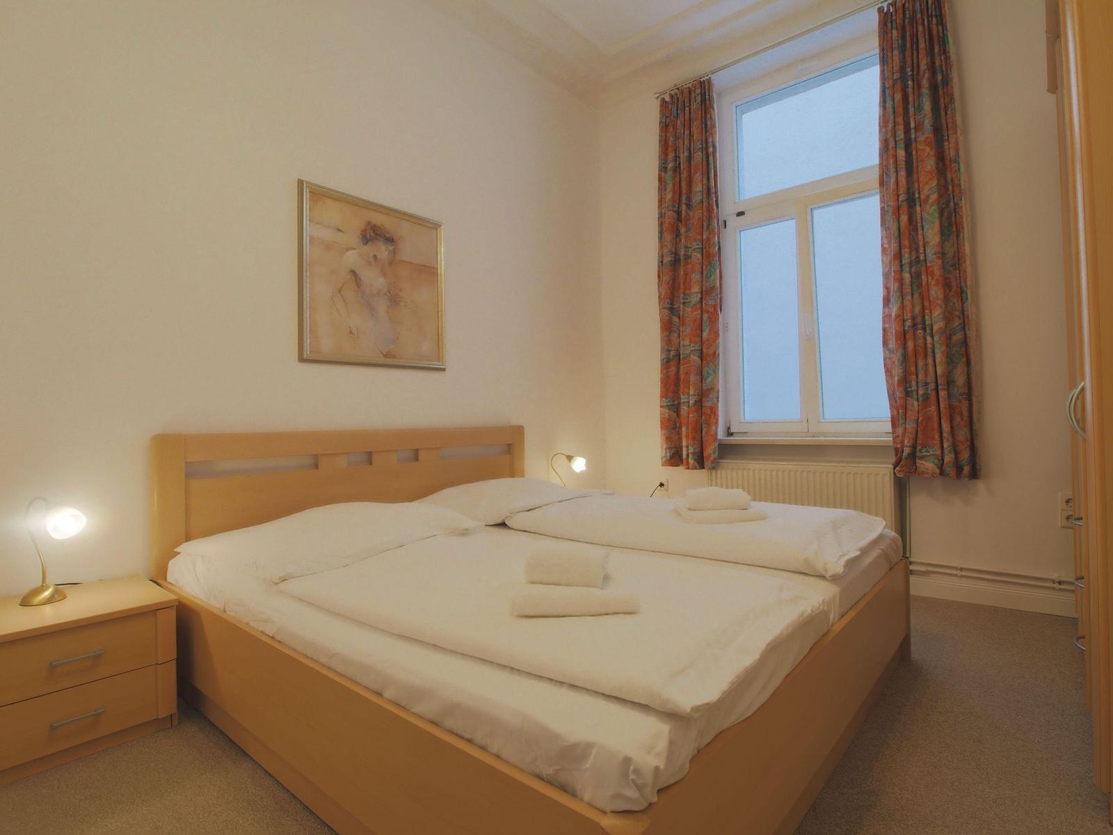 Schlafzimmer mit Doppelbett