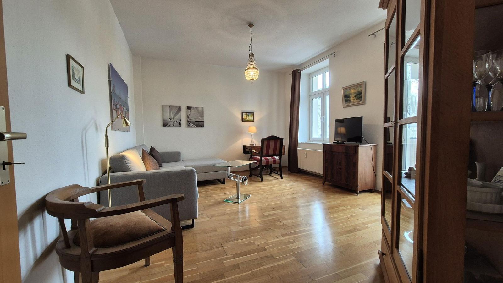 Wohnzimmer mit Zugang zum Balkon