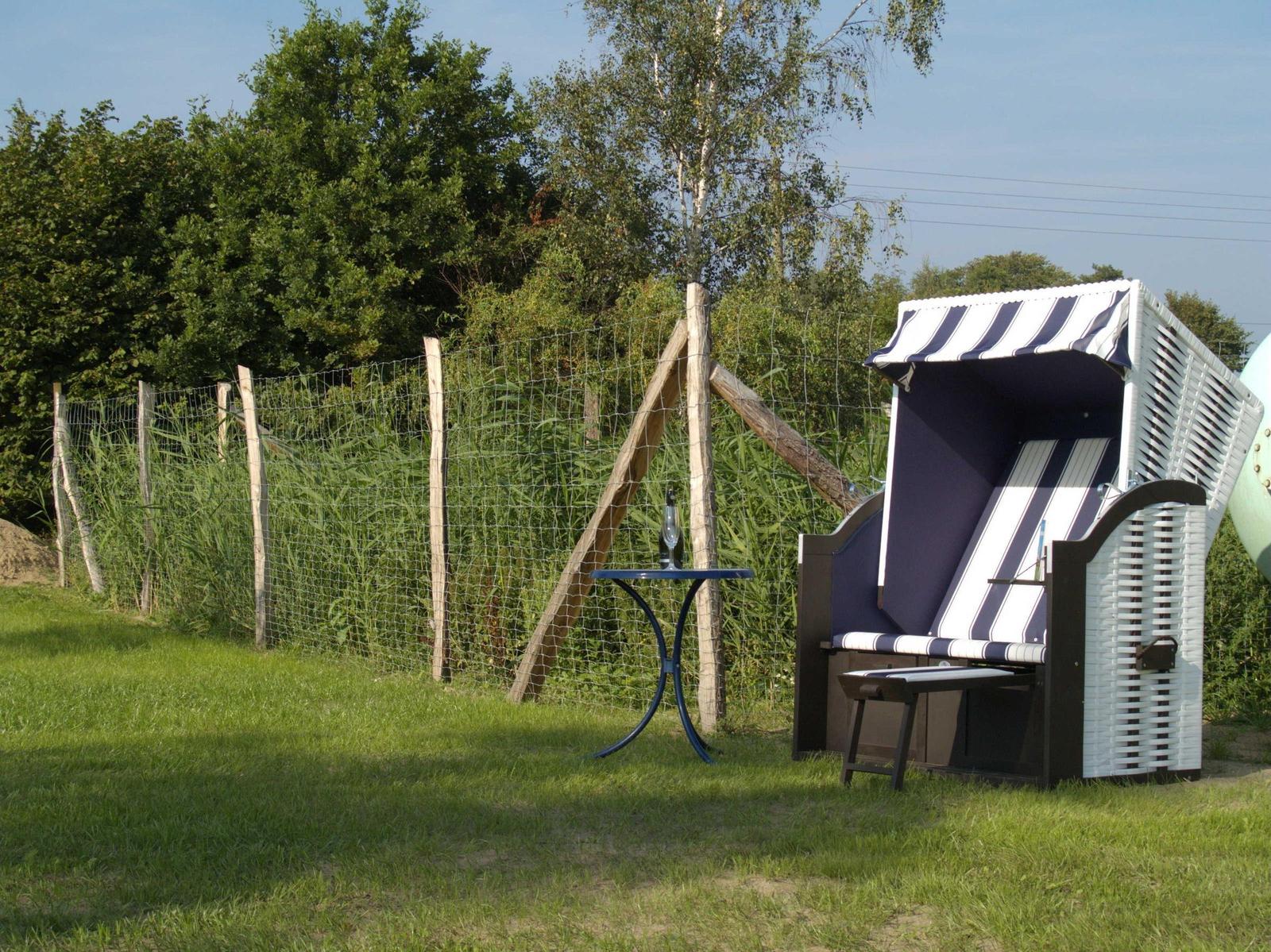 Strandkorb auf dem Grundstück