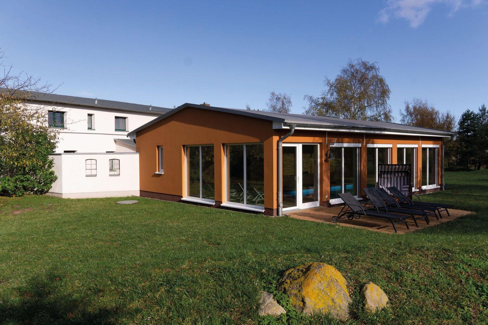 beheiztes Poolhaus mit Sauna und Duschen