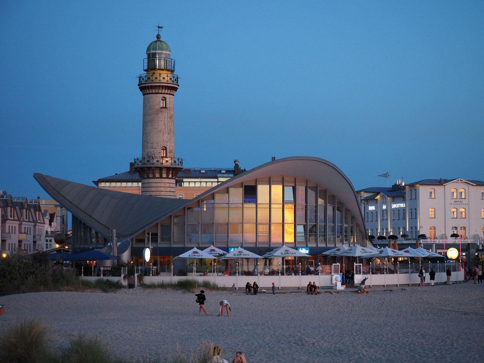 Leuchtturm und Teepott am Abend