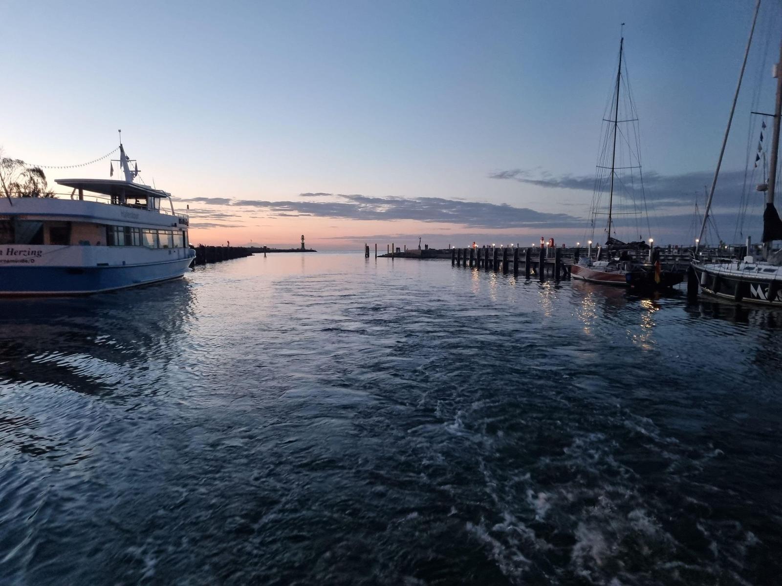 Hafenausfahrt im Abendrot