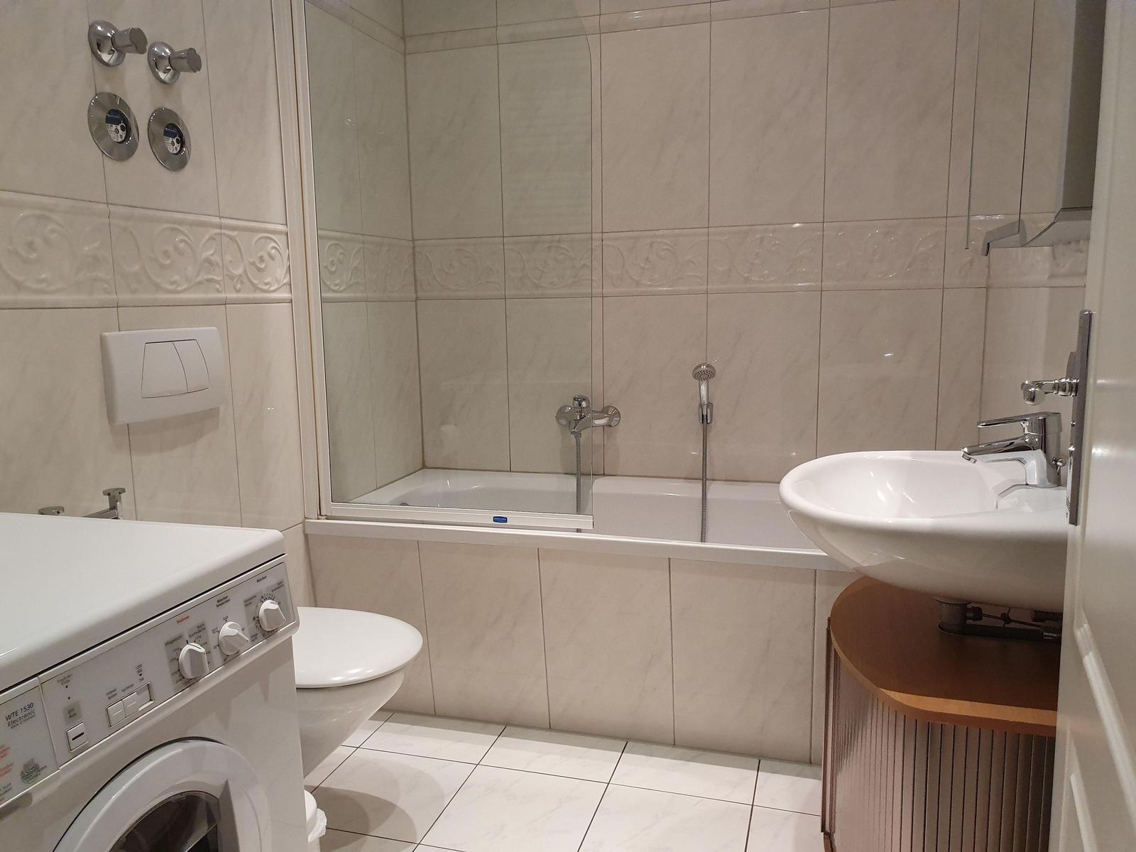 Bad mit Badewanne