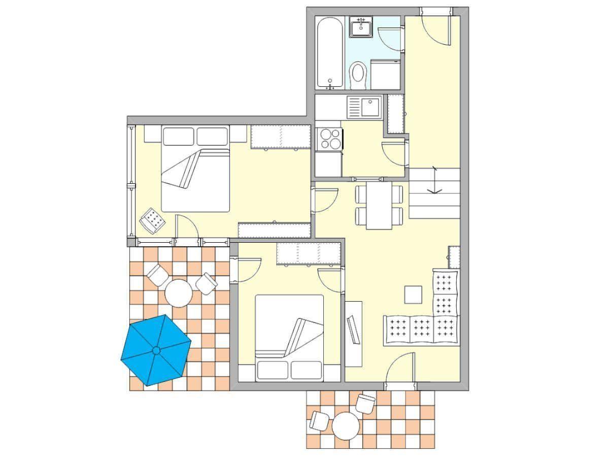 Wohnung mit zwei Schlafzimmern, Küche, Bad und Balkon mit Sonnenschirm.