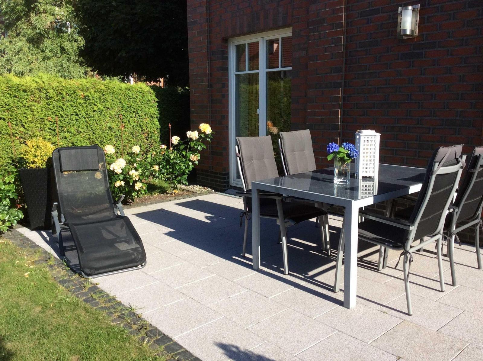 Terrasse mit Gartenmöbeln