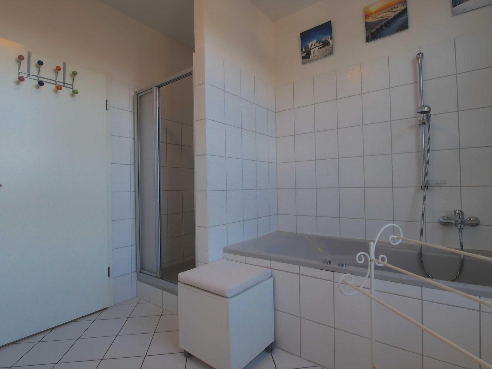Badewanne und Dusche