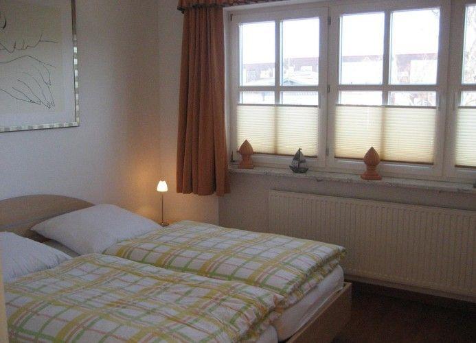 Zimmer mit Doppelbett, Fenster und Lampe