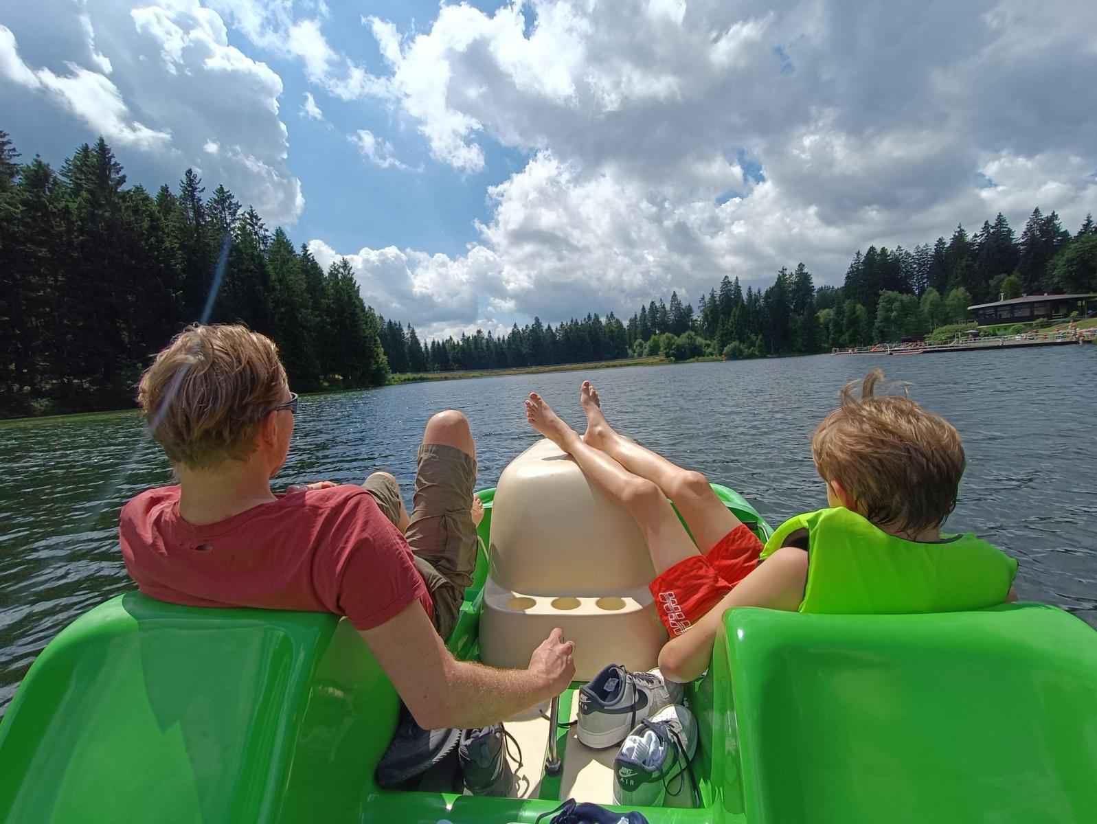 Tretboot fahren am Kuttelbacher Teich- fußläufig erreichbar