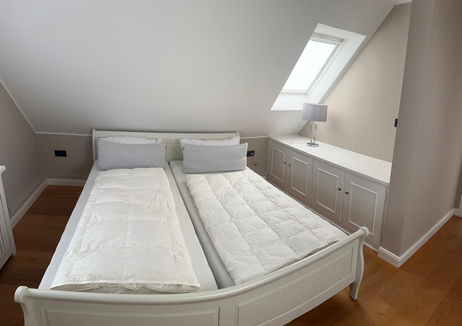 Schlafzimmer mit Doppelbett, Dachsattel und Schrank