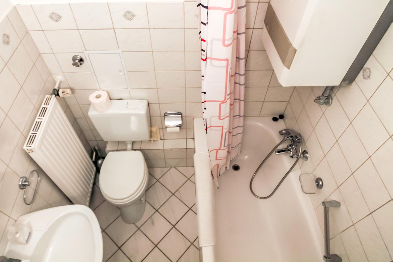 Badezimmer mit Badewanne, Toilette und WC.