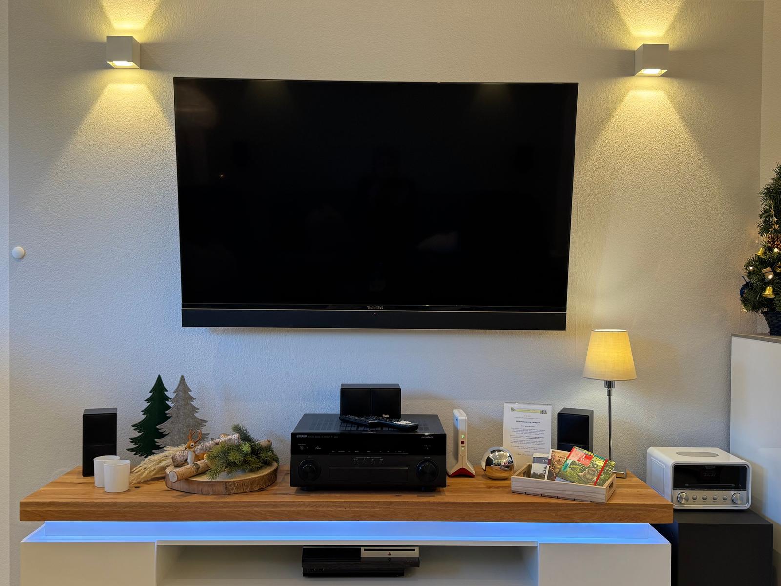 Flachbild TV (Kabel, Streaming), Dolby-Surround, PlayStation 3, DVD-/BluRay-Player, CD-Radio - fehlt noch was!?