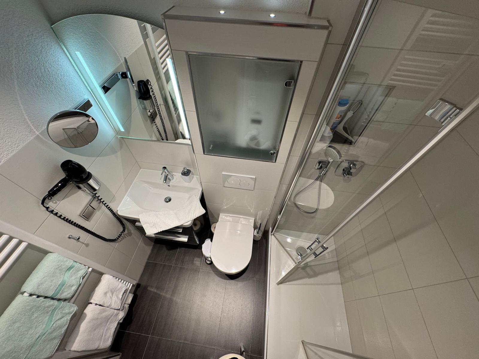 Modernes helles Duschbad mit WC, Hotelfön, Kosmetikspiegel, Regenwalddusche - Handtücher stellen wir kostenfrei!