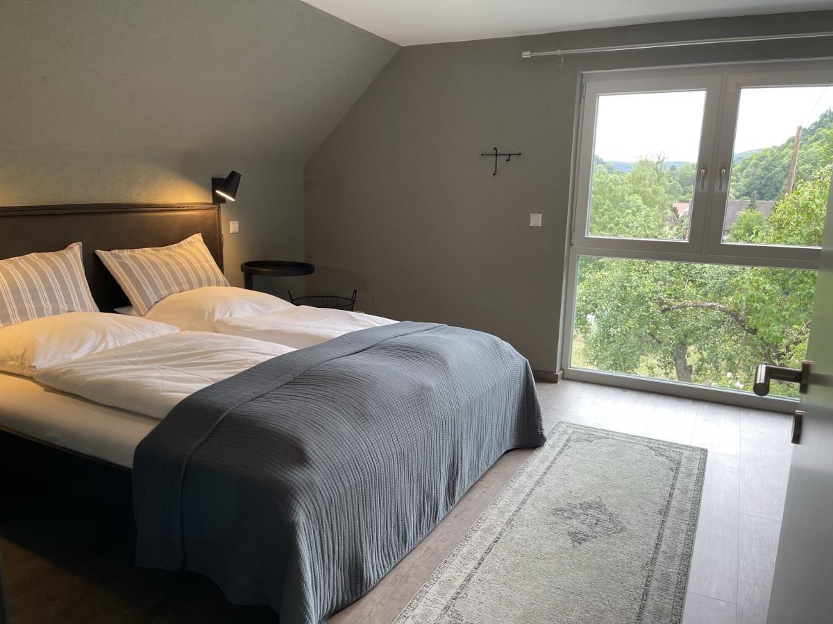 Schlafzimmer oben rechts mit Blick ins Grüne. Hier gibt es noch ein Einzelbett