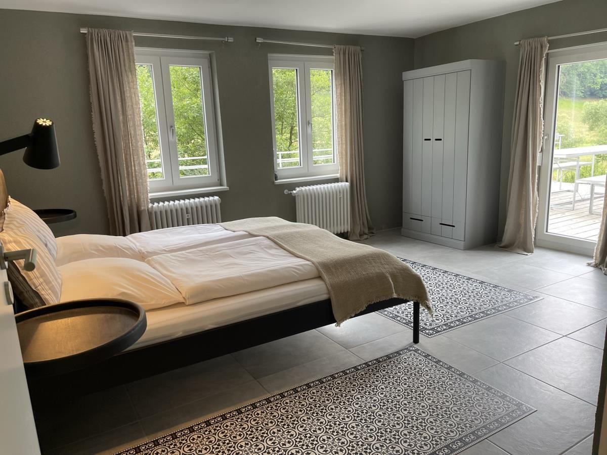 Schlafzimmer unten rechts – direkter Zugang zu Terrasse und Garten.