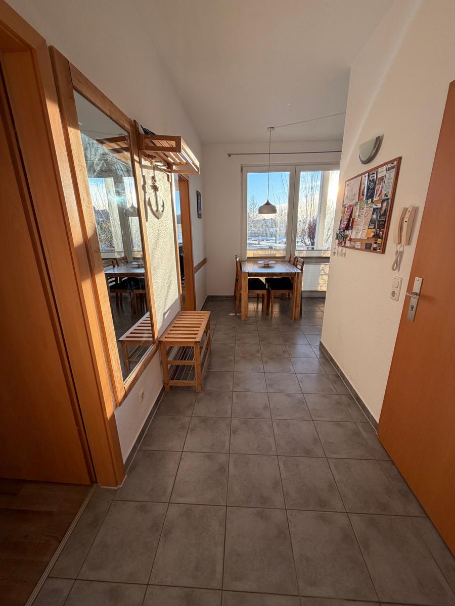 Flur, von hier aus geht es in das Schlafzimmer, zum Wohnzimmer und zum Bad