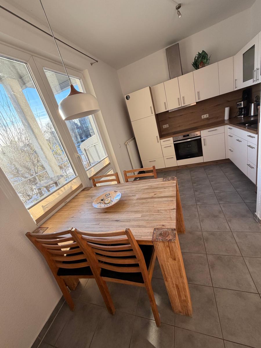 Küche mit Essbereich,  4 weitere Plätze zum Essen im Wohnzimmer