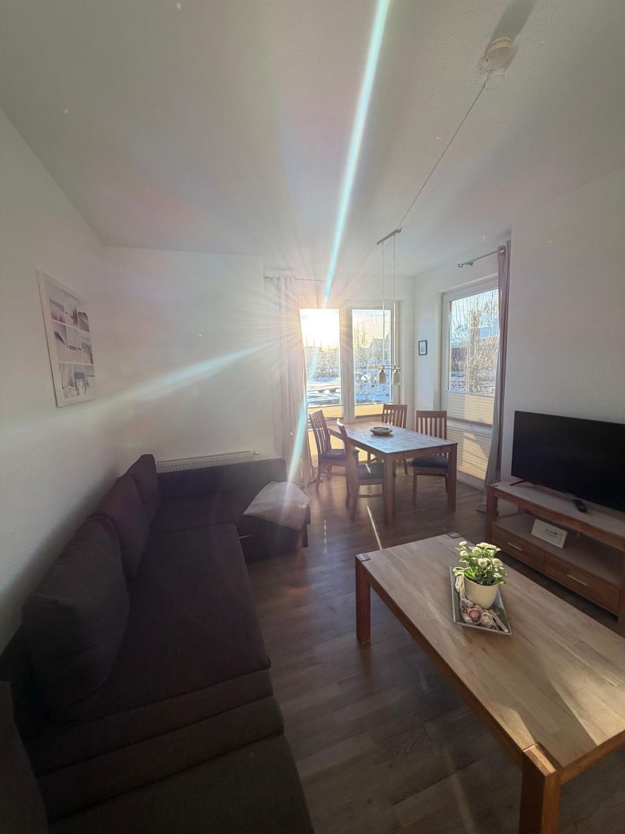 Wohnzimmer mit 2 Schlafcouchen, Blick auf den Yachthafen