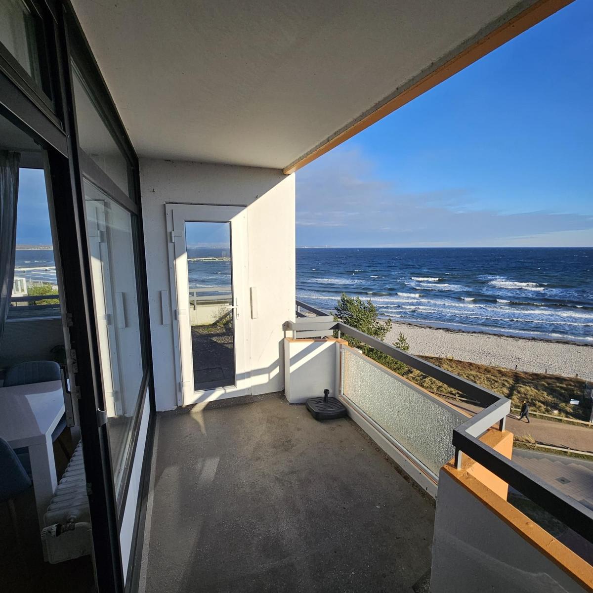 Terrasse mit Meerblick und Glastür zum Wohnbereich