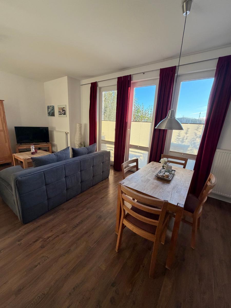 Mit Blick auf den idyllischen Yachthafen