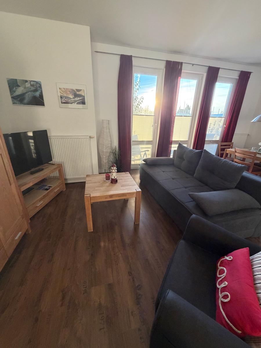 Wohn-Schlaf-Küche mit Fernseher