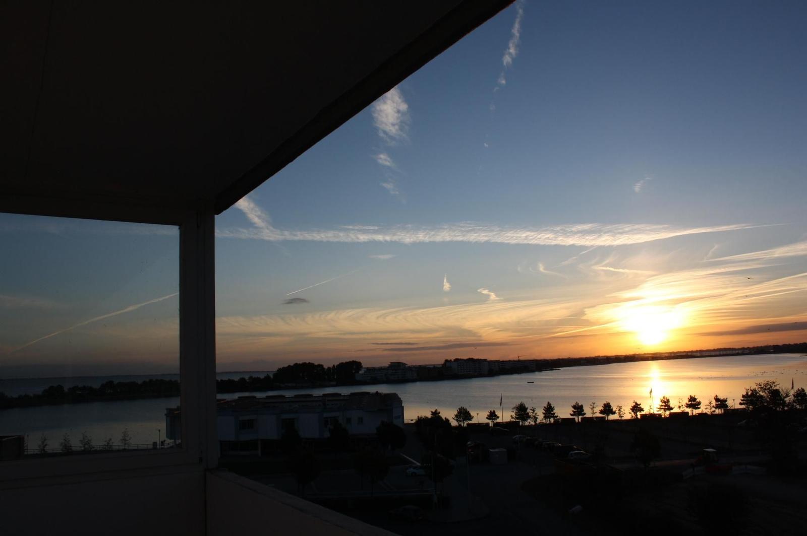 Sonnenuntergang über dem Wasser von der Terrasse aus gesehen.
