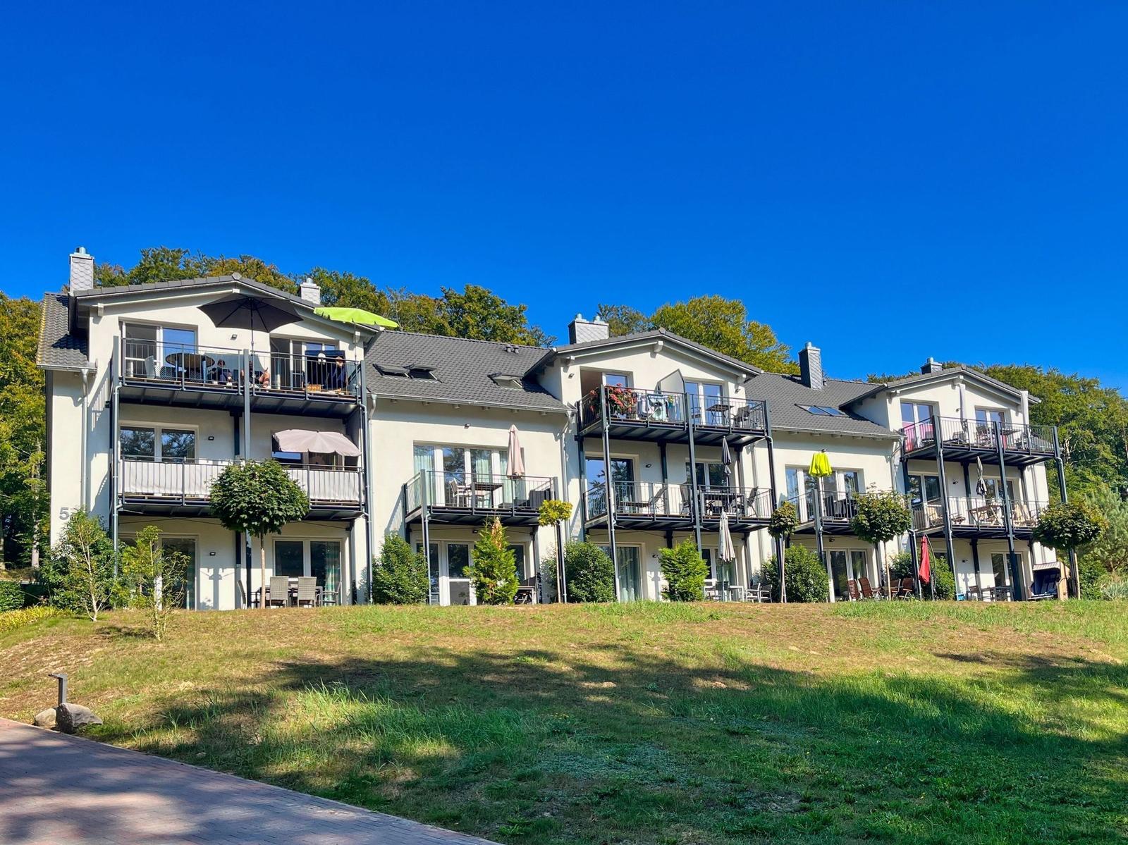 Ferienhaus mit mehreren Balkonen und Terrassen im Grünen.