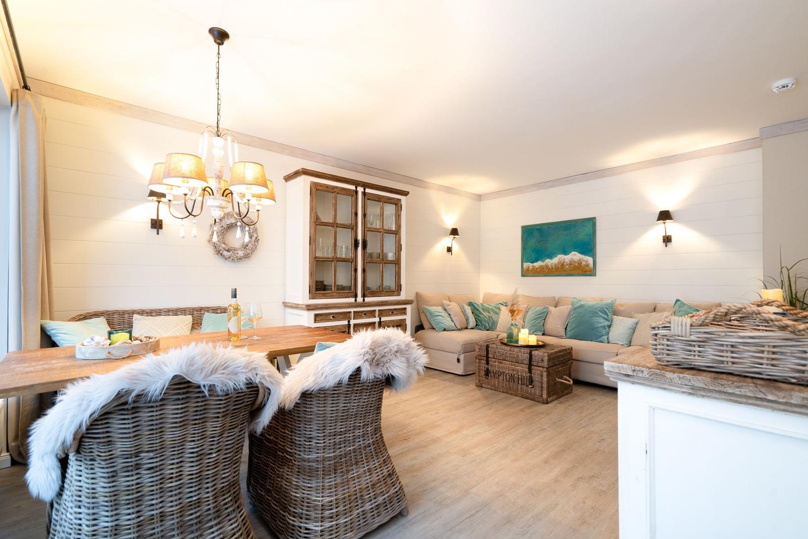 Wohn- und Essbereich mit Sofa, Esstisch und Kücheninsel.