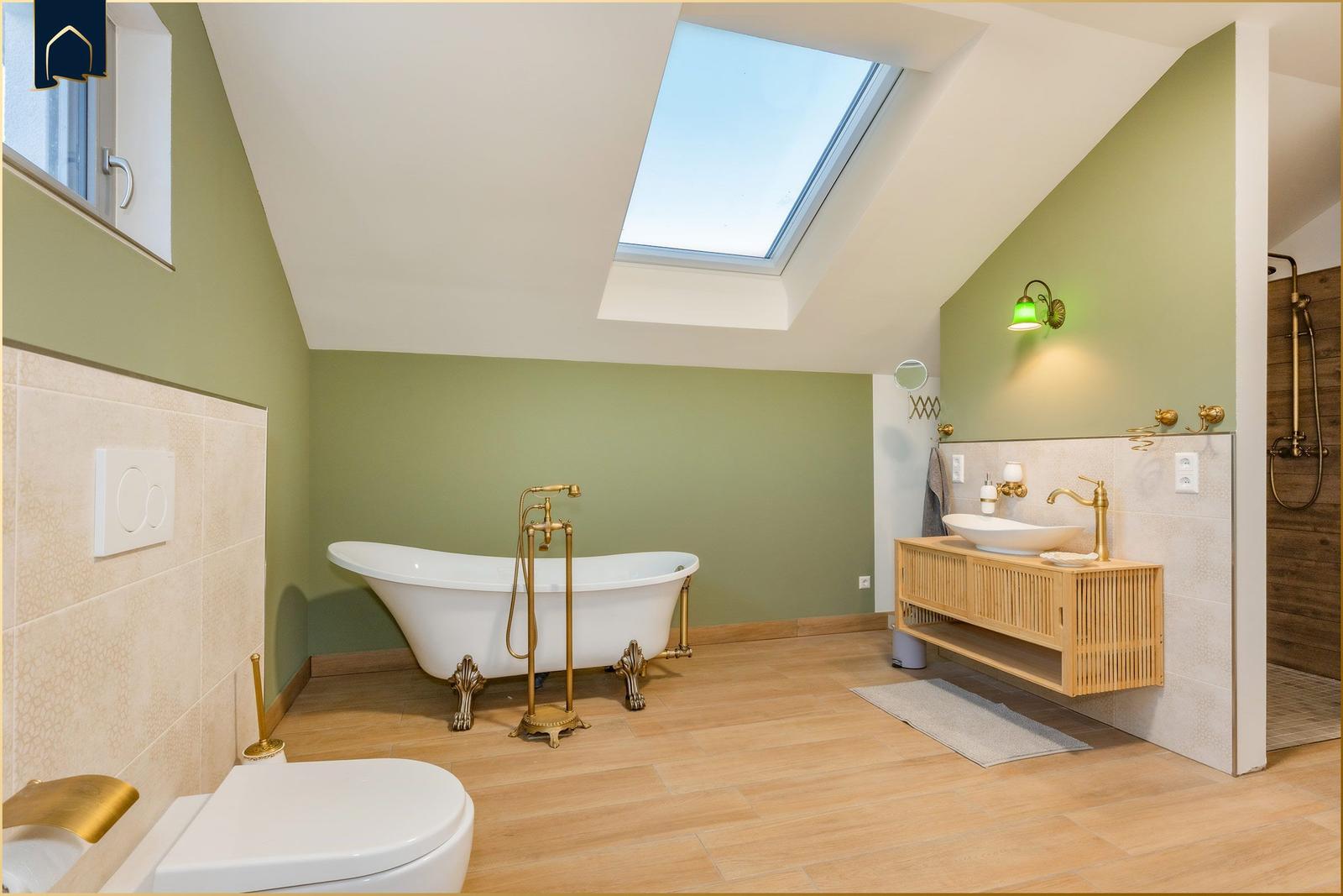 Dusche, freistehende Badewanne und Waschtisch mit Holzunterschrank