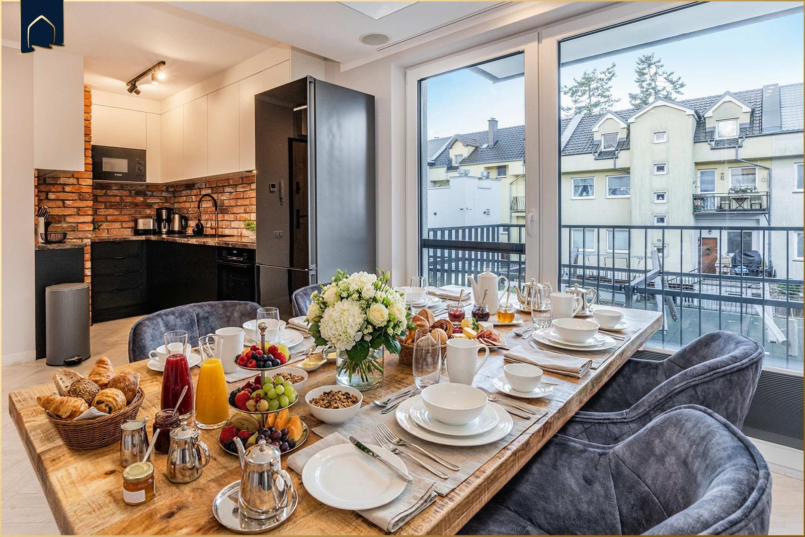 Esszimmer mit Frühstück und Blick auf Balkon