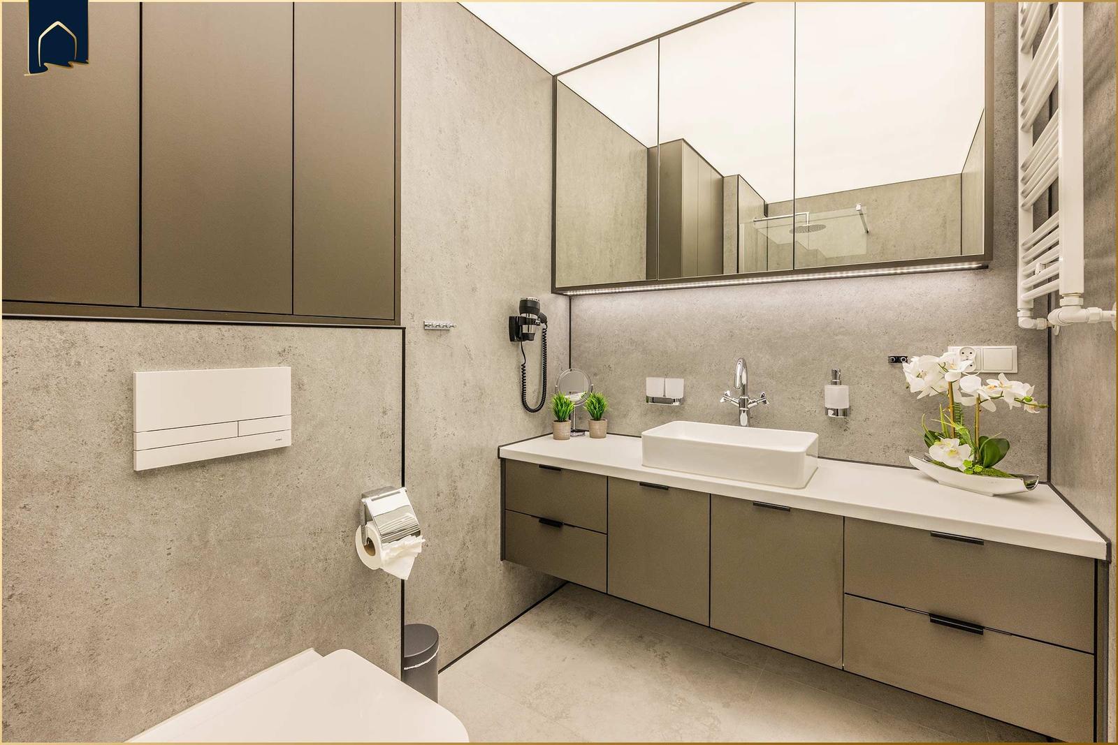 Moderne Badewanne mit Waschtisch, Spiegel und Heizkörper.