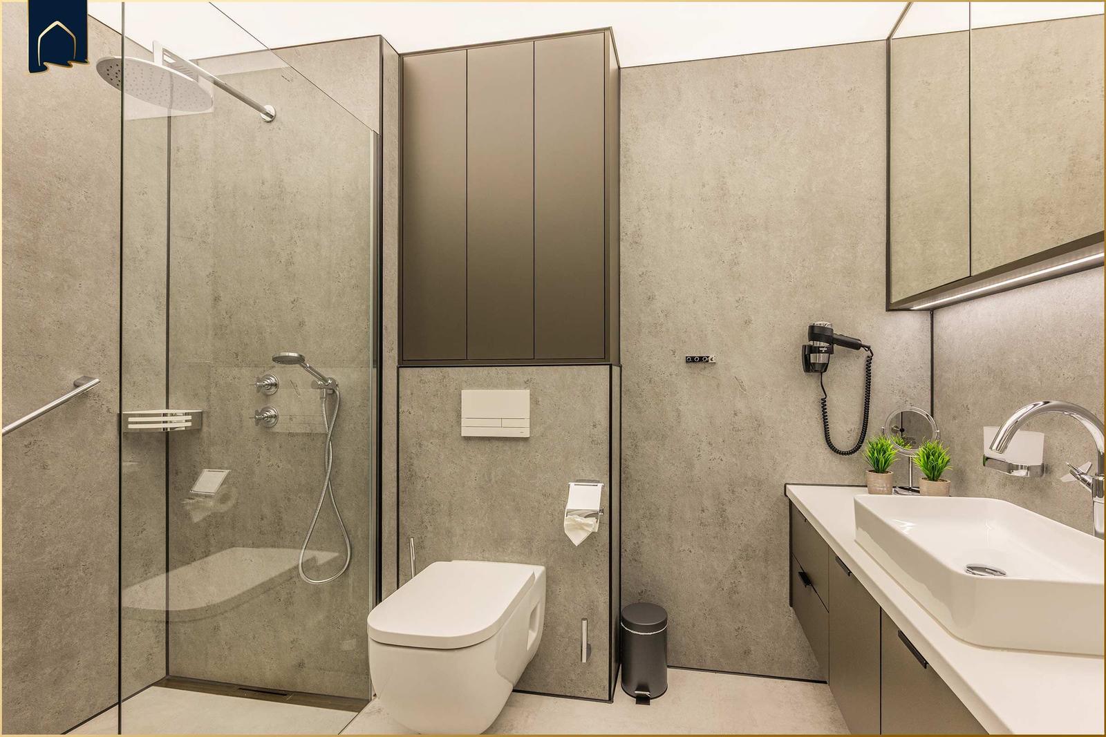 Moderne Badezimmer mit Dusche, Toilette und Waschbecken.